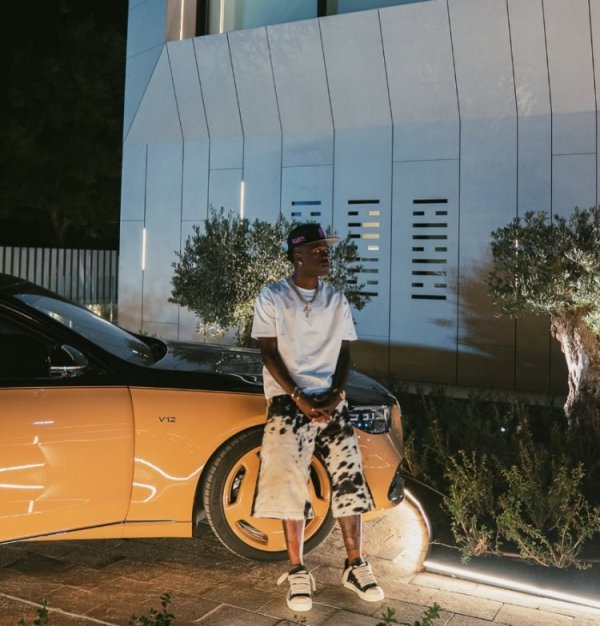 🚗👔哥们儿又整些帅的！维尼修斯晒多样潮水穿搭和豪车